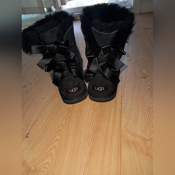 UGG Bailey Bow Boot kids size: 2 - Picture 4 of 6